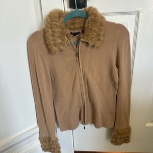 Yuka size 2 supper cute sweater 
#summerthrowon #brown #sweater